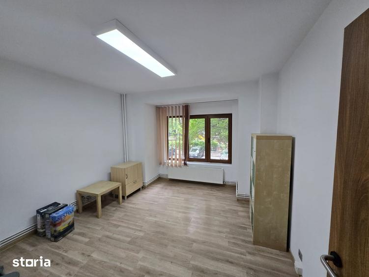 Apartament cu 3 camere semidecomandat în Centrul Civic
