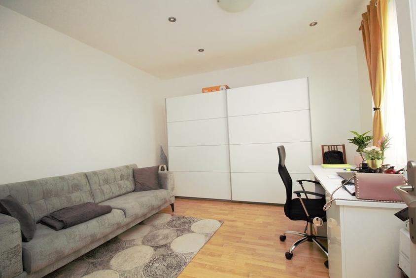 VILA DE VANZARE LA PIATA DOMENII, SINGUR CURTE - 1