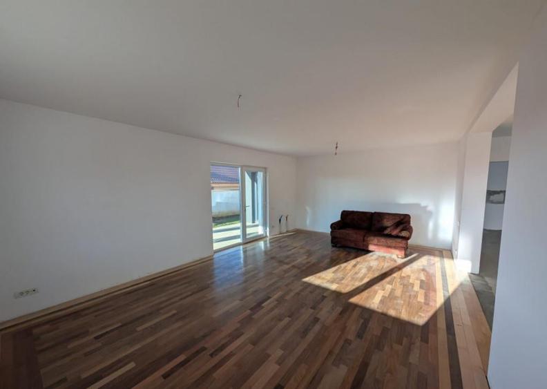 Casa Spa?ioasa cu 7 Camere, 242 mp Utili ?i 600 mp Teren - 17