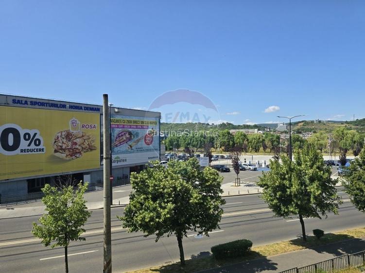 Apartament cu 2 camere semidecomandat, mobilat în Central
