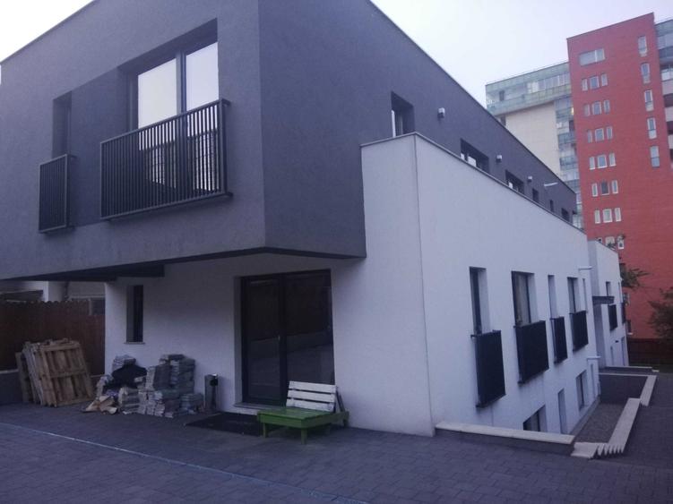 Dau in chirie cladire de 500 mp superfinisat, compus din 4 apartamente, momentan amenajat birouri, teren 600 mp, imrejmuit, str Meteor si Observator - 2