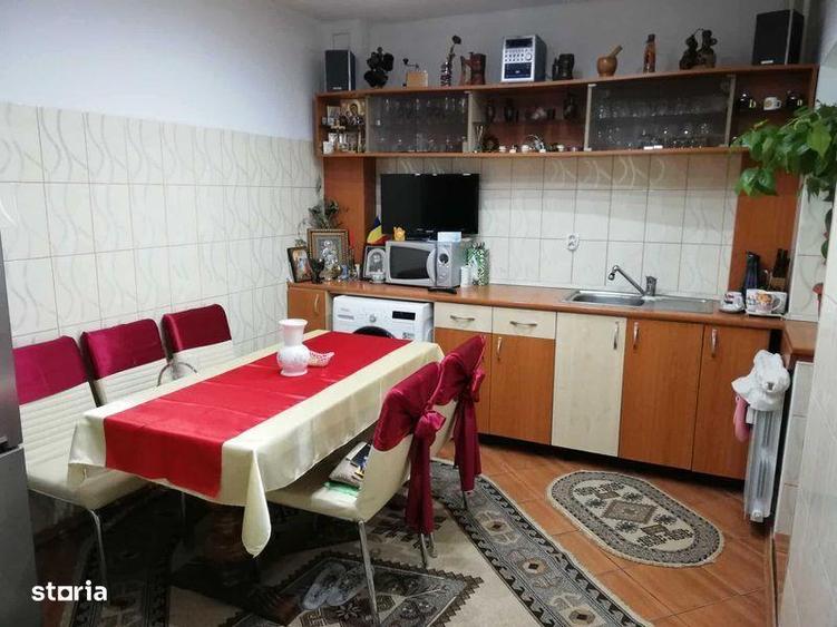 Apartament cu 3 camere semidecomandat, mobilat în Zimbru