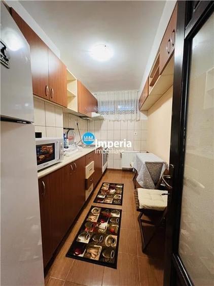 Inchiriez apartament 3 camere, decomandat,  Podul de Fier - 4