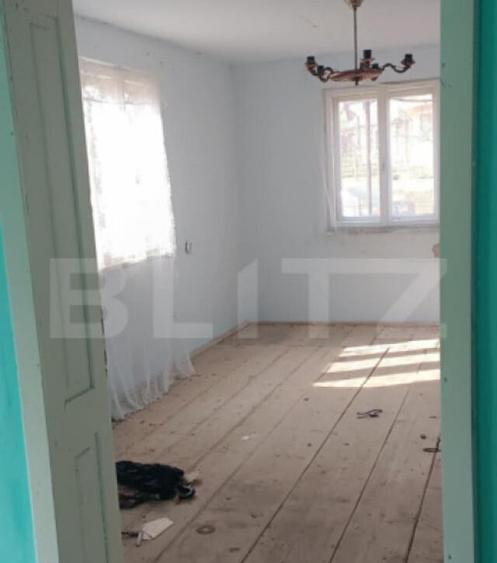 Casa cu 3 camere, bucatarie si baie, 105 mp ?i un teren de - 4