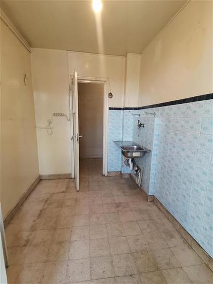Apartament cu 3 camere semidecomandat în Barbu Văcărescu