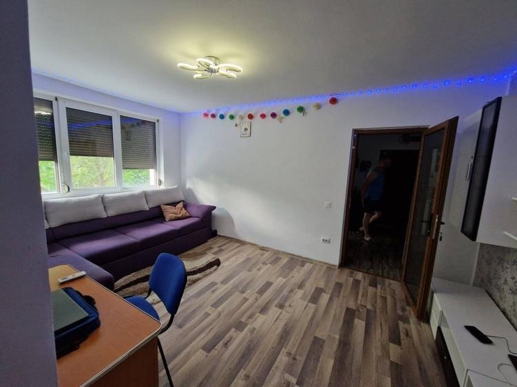 Apartament cu 4 camere semidecomandat în Central