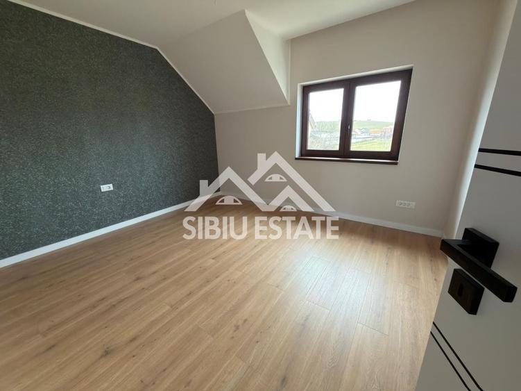 Duplex cu 4 camere cu Canalizare în Șura Mare