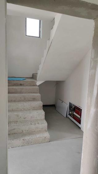 Casă cu 4 camere în Șura Mică