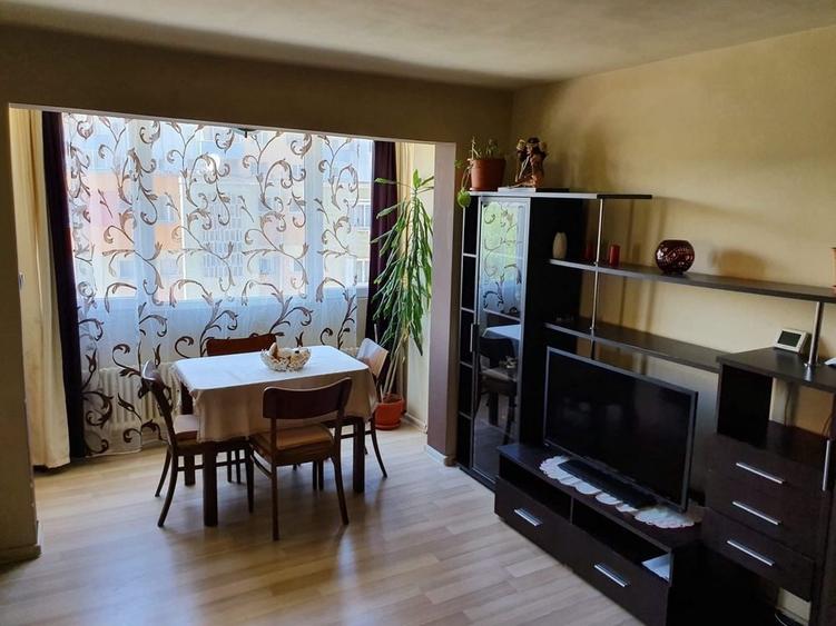 Apartament cu 3 camere decomandat în Cetate