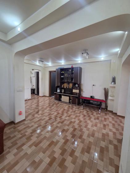 Apartament cu 3 camere decomandat în Obor