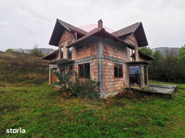 Casă cu 5 camere cu Teren 6400 Mp în Copalnic