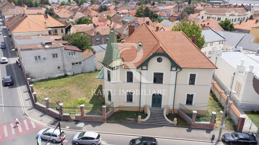 Casă individuală cu 10 camere cu Canalizare în Ultracentral