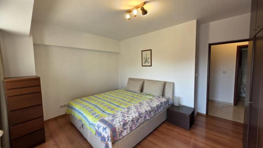 Apartament cu 3 camere semidecomandat în Unirii