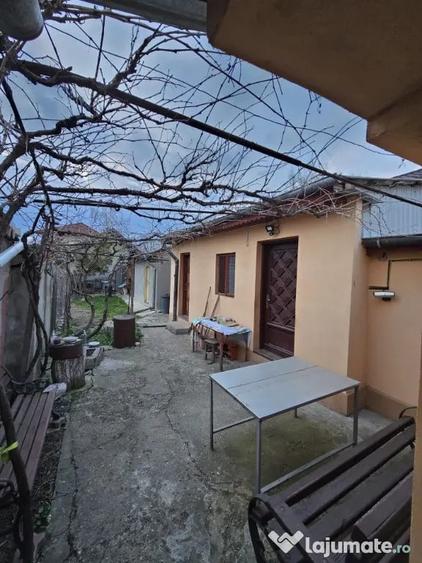 Casă cu 3 camere cu Teren 240 Mp în 23 August