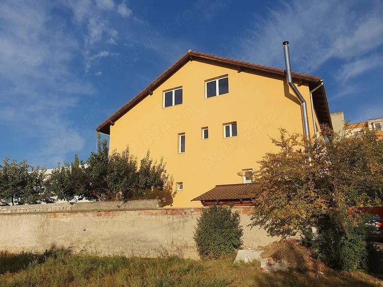 Casă cu 5 camere cu Teren 240 Mp în Central