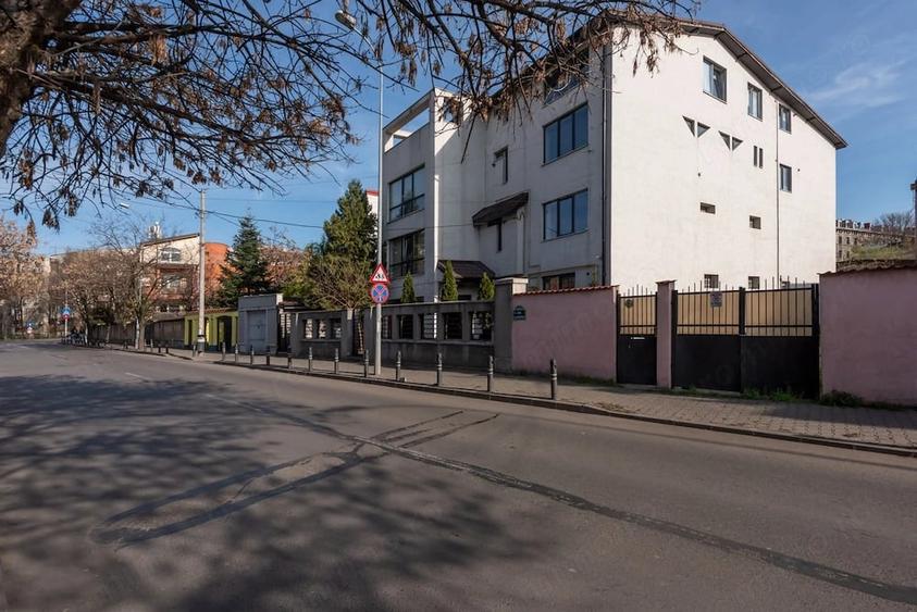 Apartament cu 3 camere în Drumul Sării