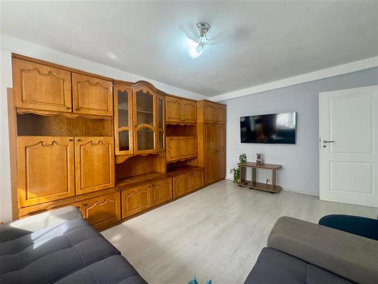 Apartament cu 3 camere decomandat, mobilat în Nicolina