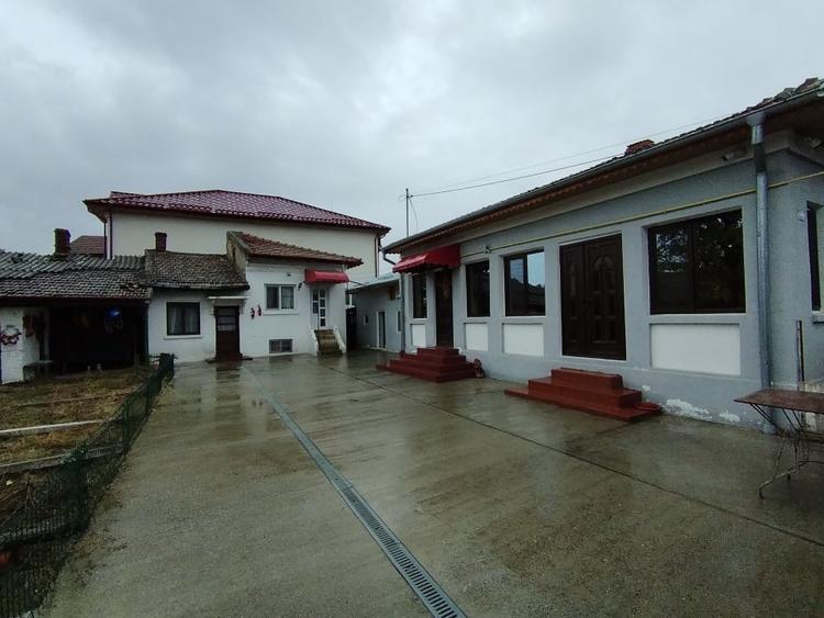 Casă individuală cu 5 camere cu Canalizare în Romanești
