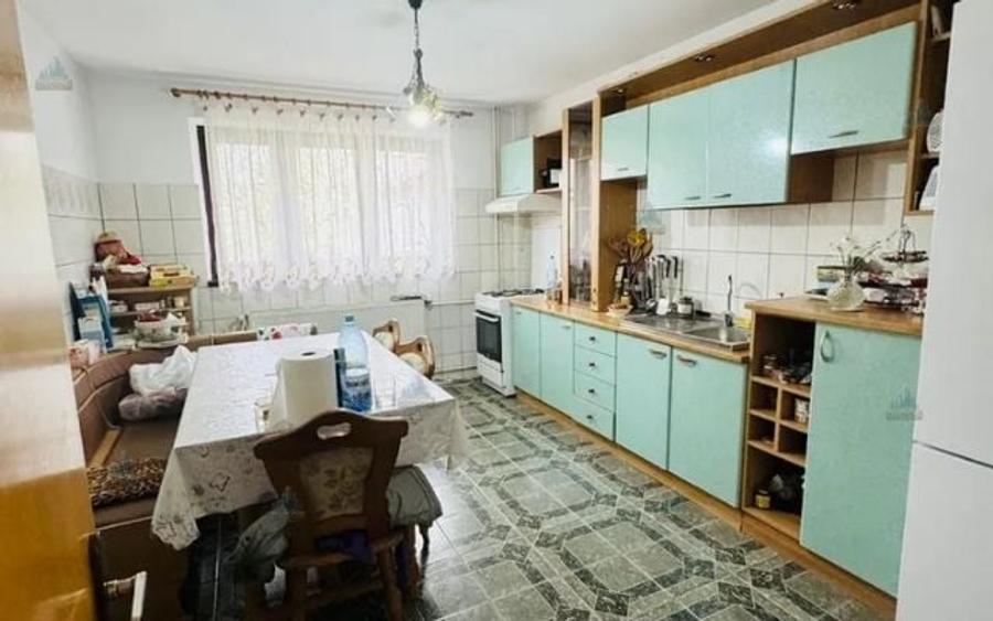 Casă individuală cu 5 camere cu Canalizare în Central