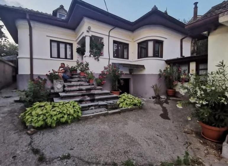 Casă cu 4 camere cu Teren 1300 Mp în Goranu