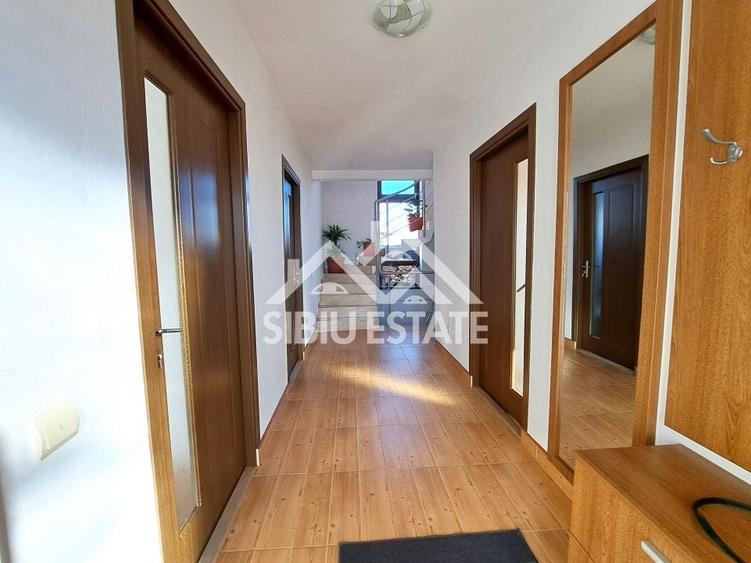 Casa Sibiu cu pivnita si garaj, curte mare - 2