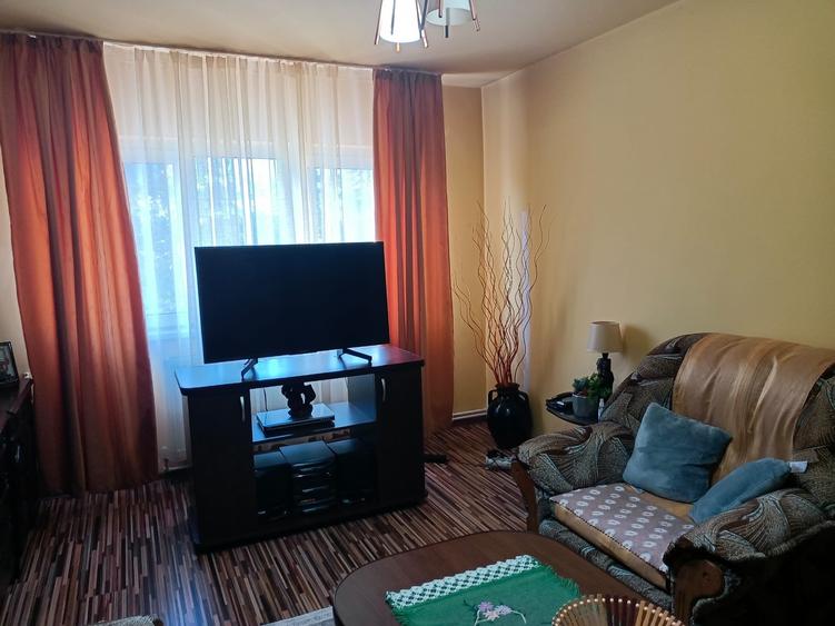 3 camere decomandate , centrala pe gaze, mobilat ,zona Dacia , pozitie excelenta - 1