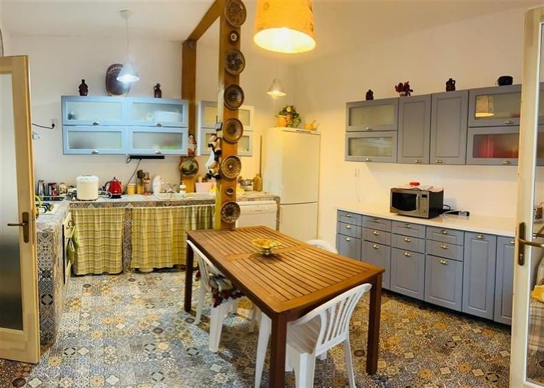 Corp de casa interbelica, mobilat si utilat, curte,  Centrul Istoric, Brasov - 1