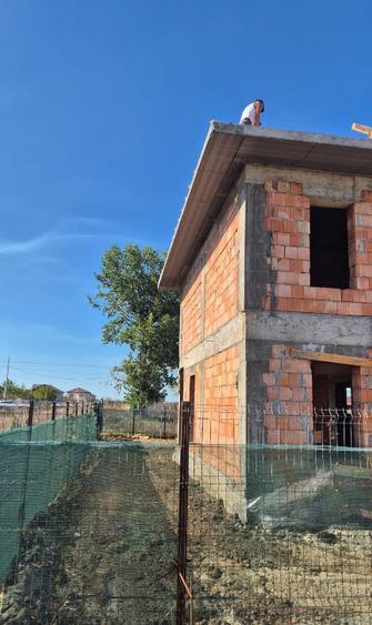 Casa la rosu cu placa de beton peste etaj Berceni, Ilfov - 1