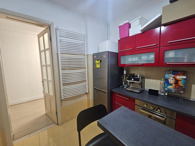Apartament cu 4 camere decomandat în Calea Victoriei