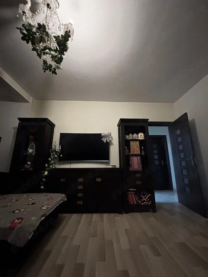 Apartament cu 3 camere decomandat în 1 Decembrie