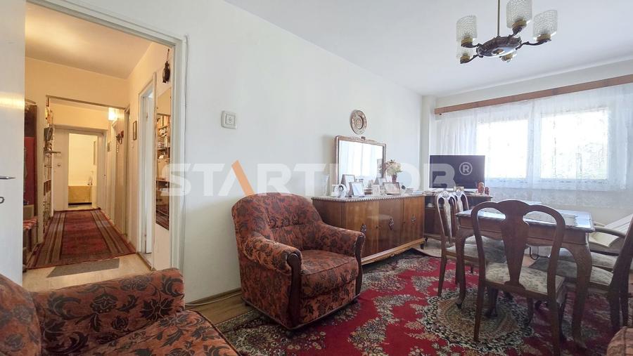 Apartament cu 3 camere decomandat în Calea București