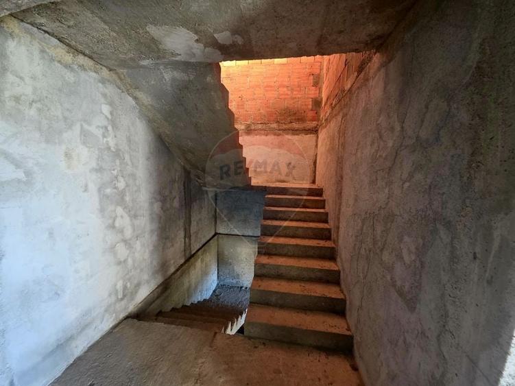Casă individuală cu 5 camere cu Teren 2700 Mp în Alexandru cel Bun