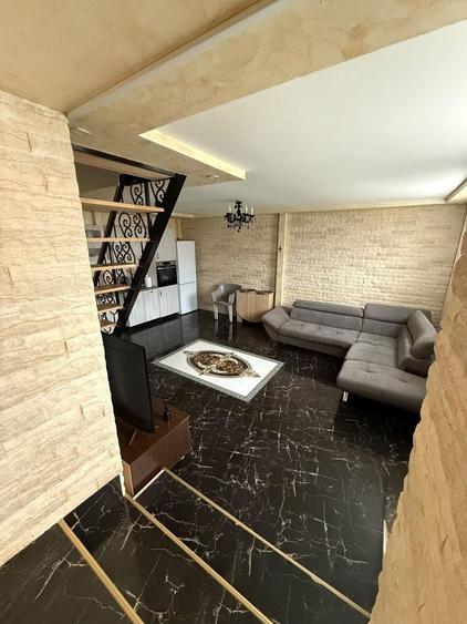 Apartament cu 3 camere decomandat în Colonia Bod