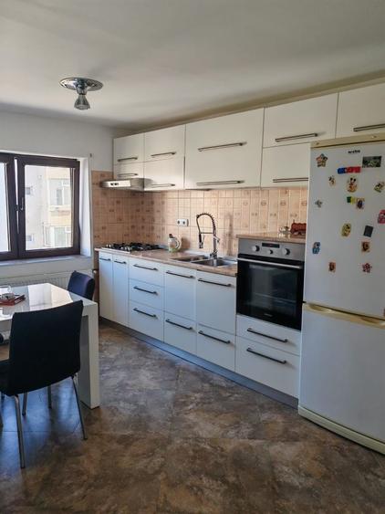 Apartament cu 3 camere semidecomandat în Central
