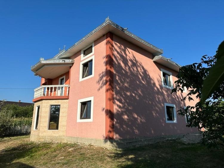 Casă individuală cu 8 camere cu Teren 1000 Mp în Bălușeni