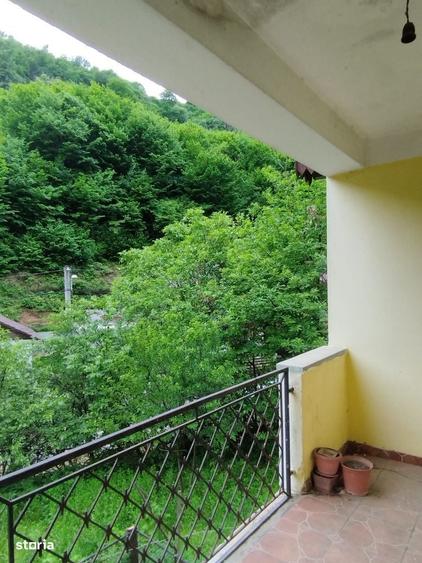 Casă cu 3 camere în Valea Roșie