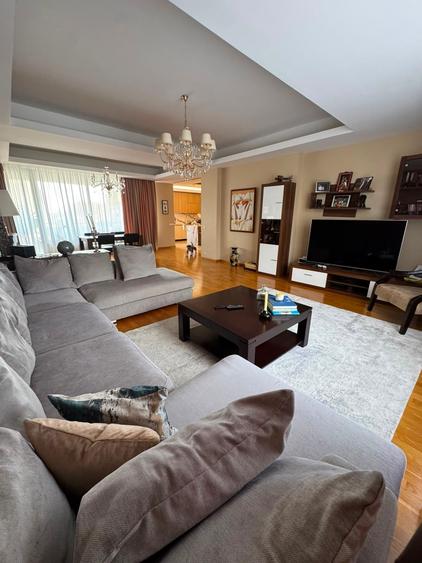 Apartament cu 3 camere decomandat în Pipera