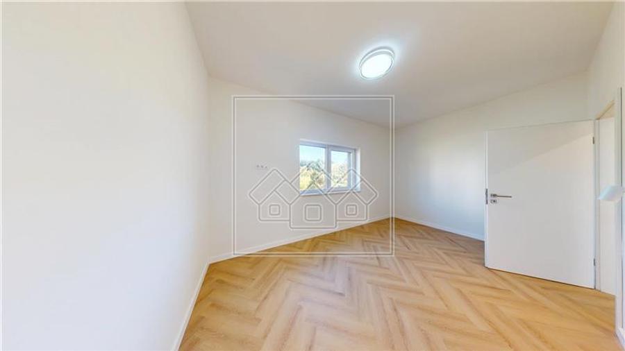 Penthouse cu 4 camere semidecomandat în Exterior Vest