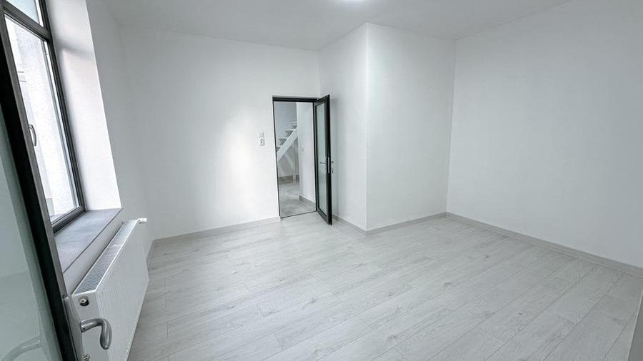 Casă individuală cu 7 camere cu Canalizare în Piața Centrală