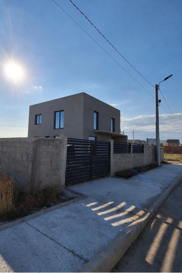 Casă individuală cu 5 camere cu Teren 270 Mp în Exterior Vest