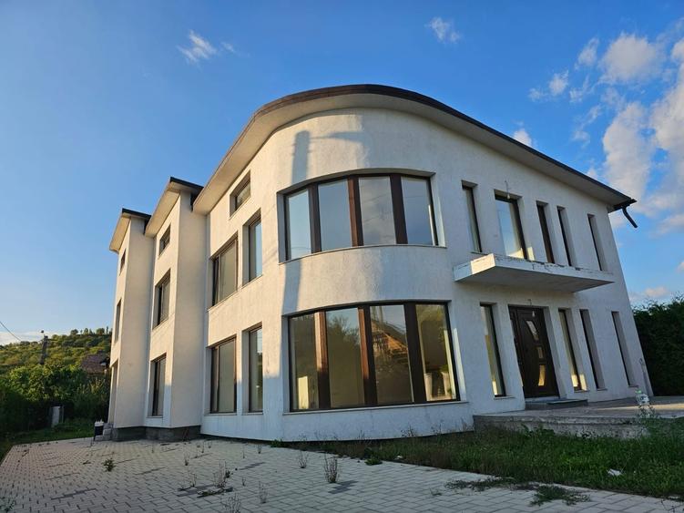 Casa deosebita, construita pentru familie, nu pentru vanzare! - 2