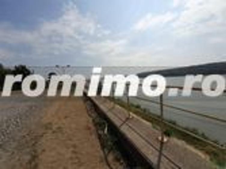 Oltenita - teren pe malul Dunarii cu chei betonat si ponton pt barje - 1