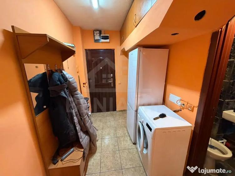 Apartament cu 2 camere semidecomandat în Craiovița Nouă