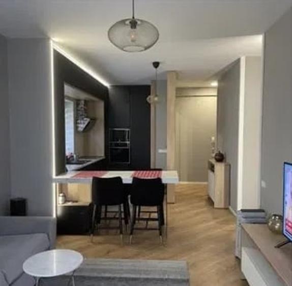 Apartament cu 3 camere semidecomandat, mobilat în Pipera
