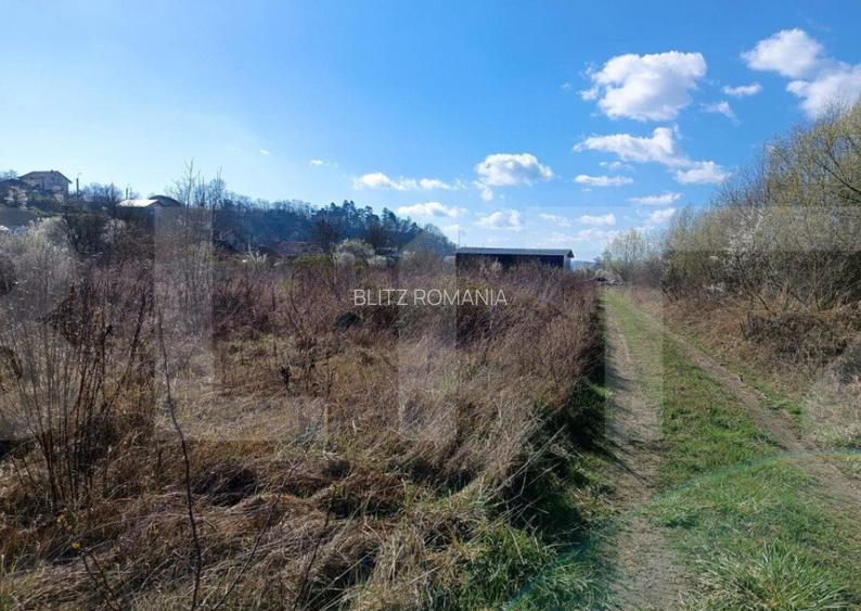 6400mp De teren Zona Foarte Buna.