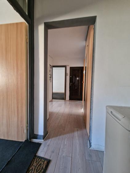 Navodari( Sud, Str Rândunelelor)- 2 camere decomandate, etaj 3/4, liber - 20