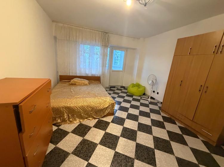 Piata Muncii 1 minut metrou - vedere spate - bloc 1986 - 1