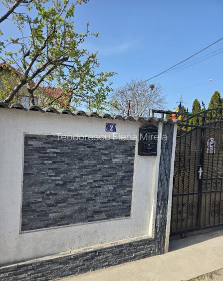2 case in aceea?i curte Smardan, Galati