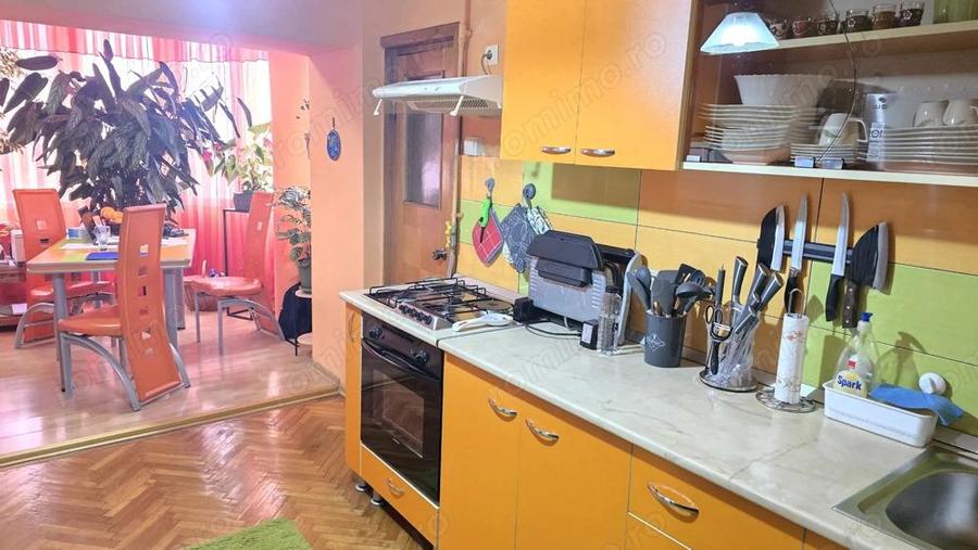 Vand apartament cu 3 camere in Deva, etaj 1, din anul 2000, suprafata tabulara de 156,9 mp, BOXA - 12