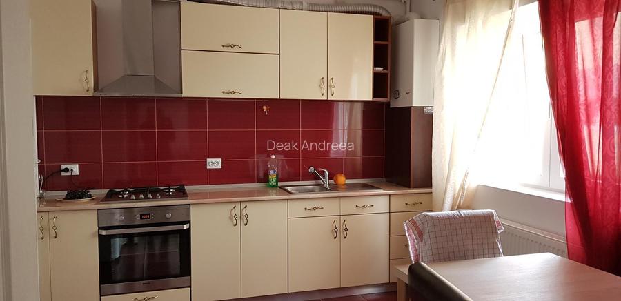 Apartament cu 4 camere situat la etajul 4 din 4